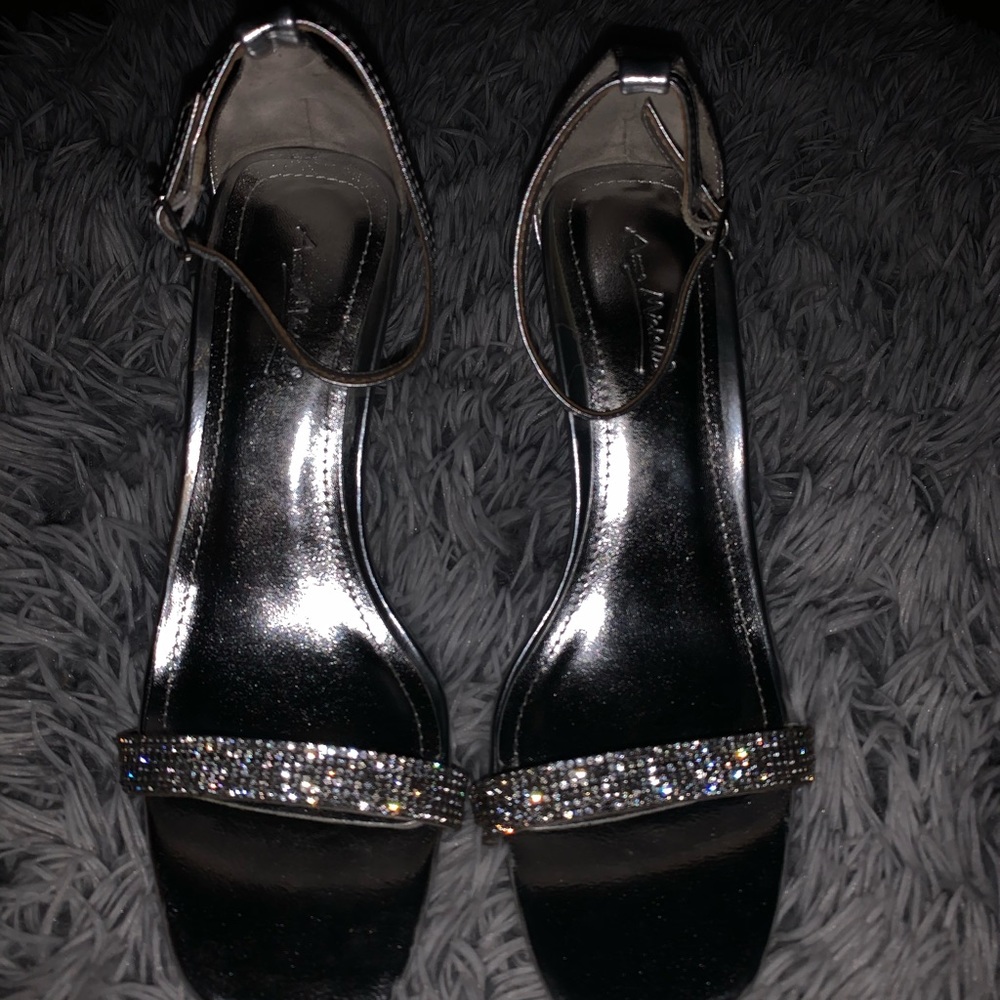 Silver blinggg heelzz 6 1/2 !!